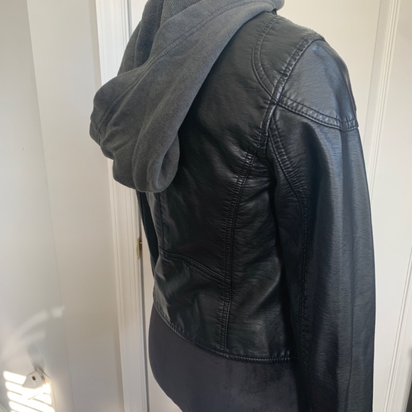 Vegan Leather jacket with hoodie - Picture 3 of 4